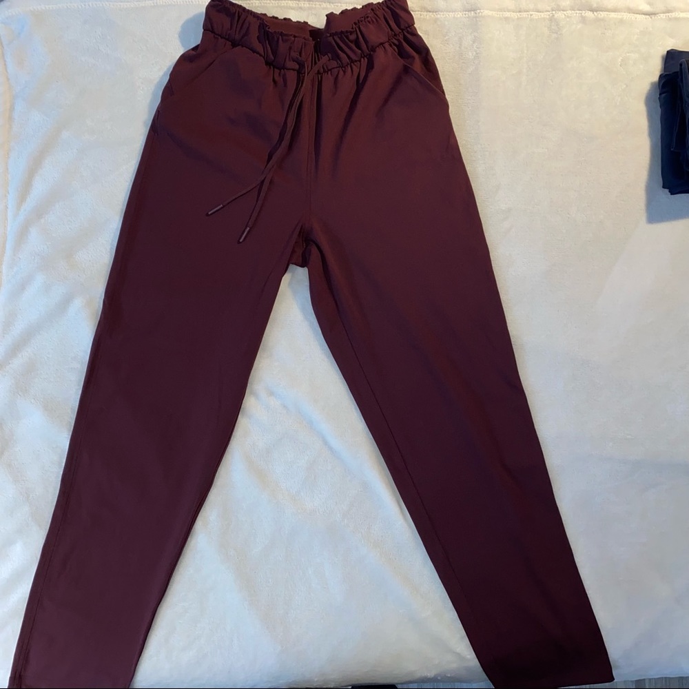 LULULEMON ON THE FLY PANTS - BASICALLY BRAND NEW!